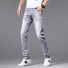 Marka europejskie dżinsy męskie elastyczne szczupły dopasowanie małych stóp Summer cienki odzież lekka luksusowe modne spodnie