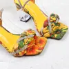 Klädskor kvinnor sommaren 8,5 cm höga klackar sandaler dam gladiator gul block fyrkantig kristall fetisch slandlar plus storlek blomma