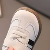 Tênis 2023 Primavera e outono Novos sapatos de couro para crianças para meninas versáteis pequenos meninos brancos SOLE SOLE coreana edição H240510