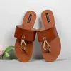 Hausschuhe Frauen Sommer Flip-Flops 2024 Trendy außerhalb von Leoparden Metalldekoration Offene Toil-Reiseschuhschuhe Flachschuhe für Frauen