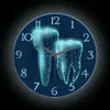Horloges murales Implants dentaires molaires LED Horloge néon pour les cadeaux d'agent d'éclairage de santé de bureau Q240509