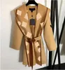 3 kolory Klasyczne damskie litery mody Long Cloak Drukowanie długi płaszcz dziewczęta swobodny wiatrówek 2020 Ubrania zimowe Wholle4778142