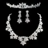 Stock 2022 Fashion Flowers Crystals Jewerly Three Pieces Tiaras Couronnes Boucbes Collier Righine Mariage Bridal Set Bijoux 251Z