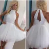 Robes de bal courte perlées blanches de luxe Une ligne de serrure de serrure à cou de ligne