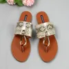 Hausschuhe Frauen Sommer Flip-Flops 2024 Trendy außerhalb von Leoparden Metalldekoration Offene Toil-Reiseschuhschuhe Flachschuhe für Frauen