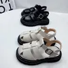 Sandalen kinderschoenen 2024 Zomer nieuwe meisjes holle mode casual Roman Leather Soft Sole Single H240510