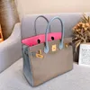 Designer -Tasche Klassische Stil echter Lederhandtasche 30 cm Farbe passende Handtasche Klassische Damen Modeeinkaufstasche Praktische großzügige elegante