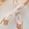 2021 Schöne Brauthandschuhe weiße fingerlose Spitze applizierte Perlenperlen Brauthandschuhe Hochzeitshandschuhe billig EM01467 278B
