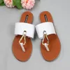 Hausschuhe Frauen Sommer Flip-Flops 2024 Trendy außerhalb von Leoparden Metalldekoration Offene Toil-Reiseschuhschuhe Flachschuhe für Frauen