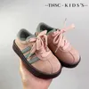 أحذية الأطفال أحذية الأطفال 2024 الربيع الجديد لوحة عارضة أزياء الكورية الطبعة الوسطى والكبيرة H240510