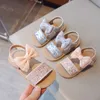 Sandals Girls 2024 Été Nouveau produit Soft Sole Chaussures pour enfants Velcro Baby Anti Slip H240510