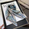 Écharbes% Silk 2023 Automne Small Square Square Swarf coréen Womens New Dust Kerchief Luxury Brand Léopard Pattern SHAWL Q240509