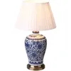 Lampade da tavolo in ceramica moderna a LED Dimmuta Distanza di porcellana blu e bianca cinese Light per la camera da letto del soggiorno domestico