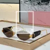 Miui zonnebril Mui Mui Zonnebril Dames Zonnebril Moderne verfijning Euro -Amerikaanse stijl Vormige bril Mui Fashion Pieces Small Frame Buiten Goggles 841A