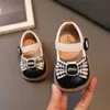 Sneakers Girls Little Leather Shoes Baby Autumn New Soft Sole Anti Slip Childrens Princess 0-3 år gammal Walking H240510