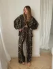 Kvinnors tvåbitar byxor Leopardtryck Imitation Silk Kvinnor Passar Single Breasted Lapel Lång ärmskjorta Topp och breda benkläder Höst 2