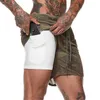 Shorts masculins Double double 2-en-1 Pantalon de fitness de mode multifonctionnel serré à l'intérieur et à la recherche de shorts anti-exposition extérieurs.
