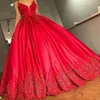 2021 Wunderschönes Ballkleid rote Abendkleider tragen Spaghetti -Gurte Schlüsselloch Gold Spitzen Applikationen Perlen Rückenless Court Train Prom Party Gow 265e