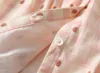 Robes de fille 2025 Fleur bébé robe fumée rose motif rose fleur fleur brodées manches bouffantes robe en coton robe pliée avec boutonl240508