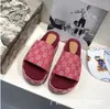 Fashion Woman Slippers Place Beach épais Bottom Slippers plateforme Femmes Chaussures Alphabet Lady Sandals Leather High Talon Slippers Large Taille 35-44