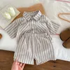 Bambini in stile coreano Shirtshorts a manica corta a strisce retrò set per ragazzi per bambini piccoli outfit di moda casual estate 240428 240428