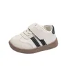Tênis 2023 Primavera e outono Novos sapatos de couro para crianças para meninas versáteis pequenos meninos brancos SOLE SOLE coreana edição H240510