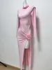 Designer rose haut de gamme Long Robes Boutique Tempérament élégant Robe de couleur solide à moitié col en manches longues sexy jupe de fleurs fendues sexy FZ2405102