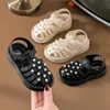 Sandals pour enfants fille mignonne princesse douce semelle nouvelle perle anti-glissement bébé porte plage cool outsiders h240510