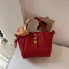 Duffel Bags MaxDutti 2024 Italiaanse bucket Bag Women Fashion Leather Lederen Retro Elegant Red Silk Scarf Party Handtas Messenger