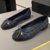 Neue Farben Frauen Ballet Flats Runway Klassische Marke Designer runden Zehen Süßes Bogenknotendekor Alle Jahreszeiten draußen flach mit weich