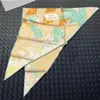 Sjaalsontwerp Jungle Palace Brand Triangle sjaal Vrouw Twill % Silk sjaals Bandana Hoofdband Hijab Foulard Necklerchief Luxe Shawl Q240509