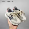 Zapatillas para niños de zapatillas 2024 Summer Nuevo transpirable y cómodo moda deportiva Middle Big School Running H240510