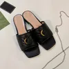 Tasarımcı Terlik Kadın Slaytları Espadrille Düz Sandalet Moda Takip Siyah Deri Trim Ayakkabı Sıradan Metalik Slayt Parlak Altın Deri Sandal Tuval Sandalet 05