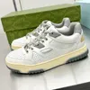 24SS Women Designer Ny Color High Cut Low Top Retro Casual Sneakers Unika ljusgrå och vita kontrastfärger Parade kvinnliga sneakers med metallspännetillbehör