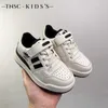 Sneakers 2024 Spring New Childrens skor pojkar mode trendiga sport och avslappnad koreansk utgåva mjuk enda bekväma flickor brädet H240510