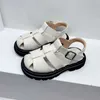 Sandalen kinderschoenen 2024 Zomer nieuwe meisjes holle mode casual Roman Leather Soft Sole Single H240510