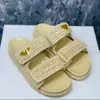 Berömda märken Flat Platform Slide tofflor flätade raffia komfort sandaler med signatur triangel öppna tår skor för kvinnor semester sandal fabrikskor