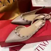 Designer sandali piatti di gelatina femminile v forma a fili a fili fluttuanti scarpe da spiaggia a riva a infradito da bordi a flip di colore nudo flip alla moda 35-43