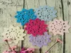 100PIC LOT Хлопковые крючковые цветы Applique Одежда одежда Diy Clate Art Accessy Acsory ручная работа вязание крючком настольные коврики 8 см C1216024507