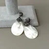 Oorbellen Natuurlijke blanke parelmoer van Pearl Shell Zwart Macarsite Pave oorbellen Fashion statement Party Weddingoorbellen Verzending sieraden 230831