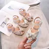 Sandals Girls 2023 Nouveaux élèves de primaire et secondaire d'été polyvalent plat bas de la mode Princesse Fish Bouth Chaussures pour enfants H240510