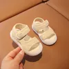 Sandals Chaussures pour bébé 2023 Summer Walking Beach 0-1-3 ans Mentille non glissante et femmes 2 H240510