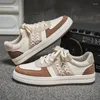 Casual skor vita mäns vävda snörning lägenheter mångsidiga par koreansk version man bräd college stil manlig sneakers