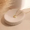 Designer Geometrisches Metallschnitzen mit 26 englischen Buchstaben Quadratschild Anhänger für Frauen Halskette Kupfer mit Gold plattiert