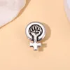 Broscher feminism emaljstift silver färg näve kvinnlig kraft inspirerande lapel metall märken inspiration smycken gåva grossist