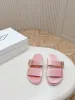 2024 Toppdesigner Sandal Woman virkning glider svarta mode kilar halm flatform toffel sommaren platt komfort mule strand pool två remplattform flip flops svart