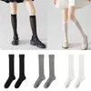 Donne calzini traspiranti a metà lunghezza di strisce verticali casual di cotone per le coscia sottili