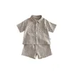 Bambini in stile coreano Shirtshorts a manica corta a strisce retrò set per ragazzi per bambini piccoli outfit di moda casual estate 240428 240428