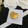 Herzperlen Broschen Stifte Designer für Frauen Brandbrief goldplattiert Messing Inlay Kristallschmuck kleine Broschen Pin Hochzeitsfeier Tuch Geschenk