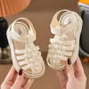 Sandals pour enfants fille mignonne princesse douce semelle nouvelle perle anti-glissement bébé porte plage cool outsiders h240510